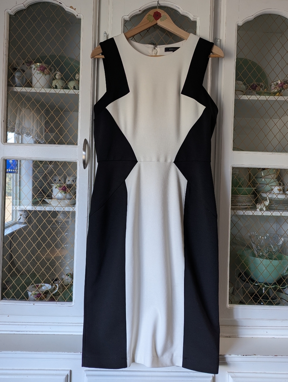 BCBG Sleeveless Black and White Sheath Dress Classic Colorblock Designer Formal